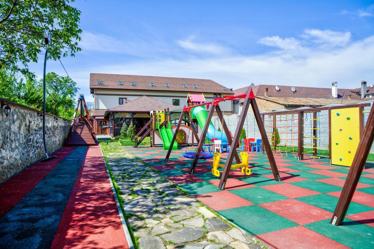 Conacul Ambient Cristian (Brasov) Exterior foto